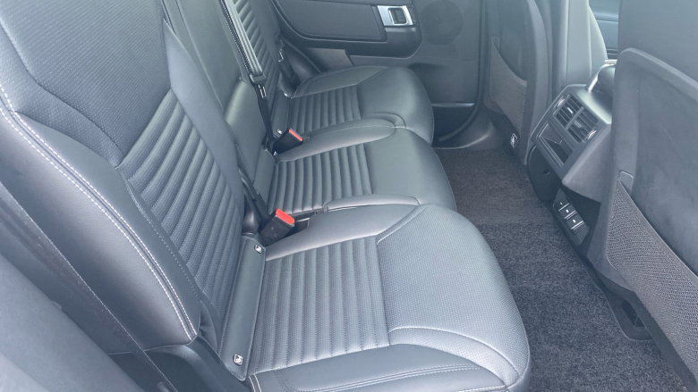 Land Rover Discovery 3.0 D300 Dynamic SE 5dr Auto Diesel Station Wagon